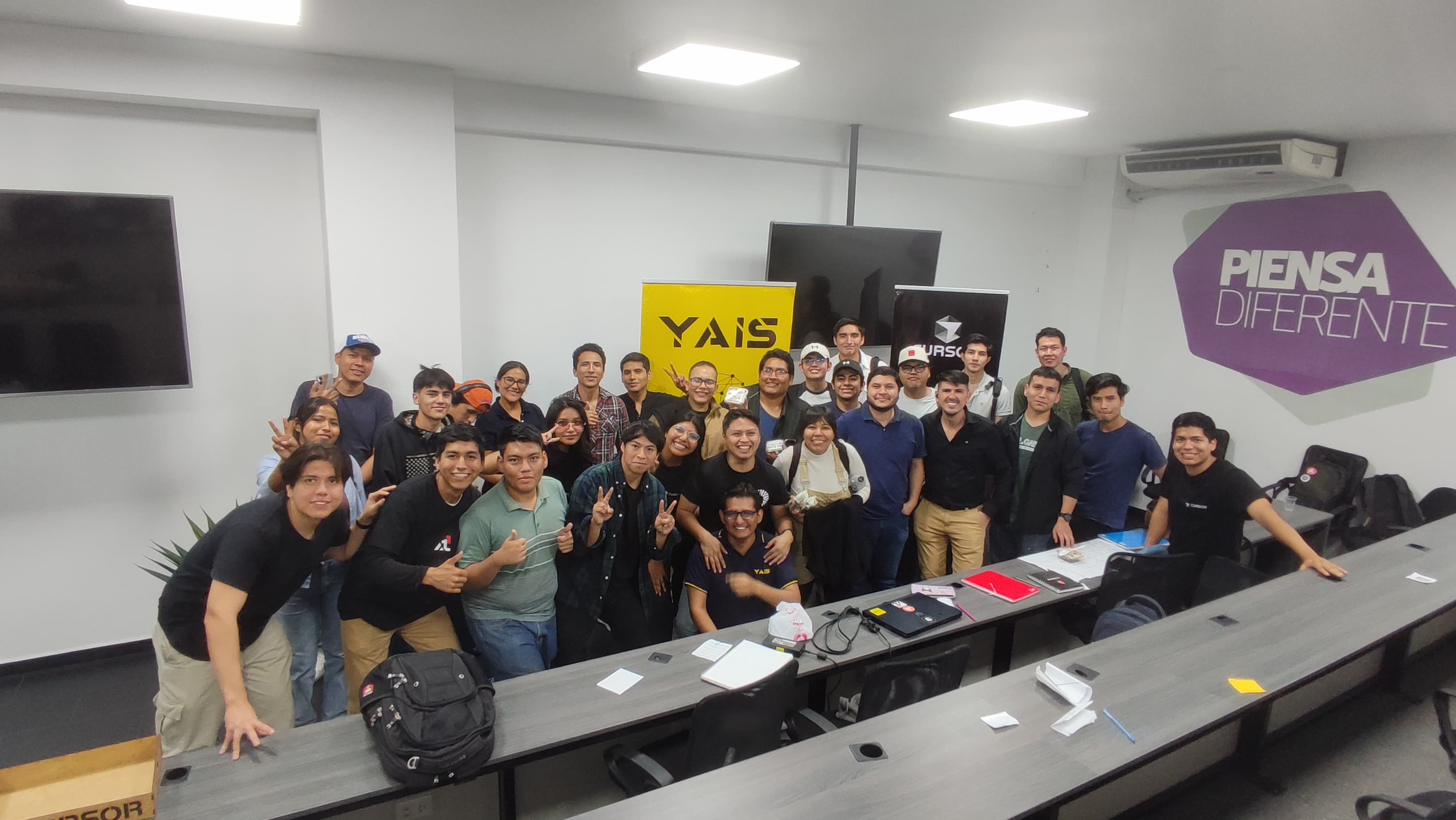 Foto grupal — Cursor Hackathon Bolivia